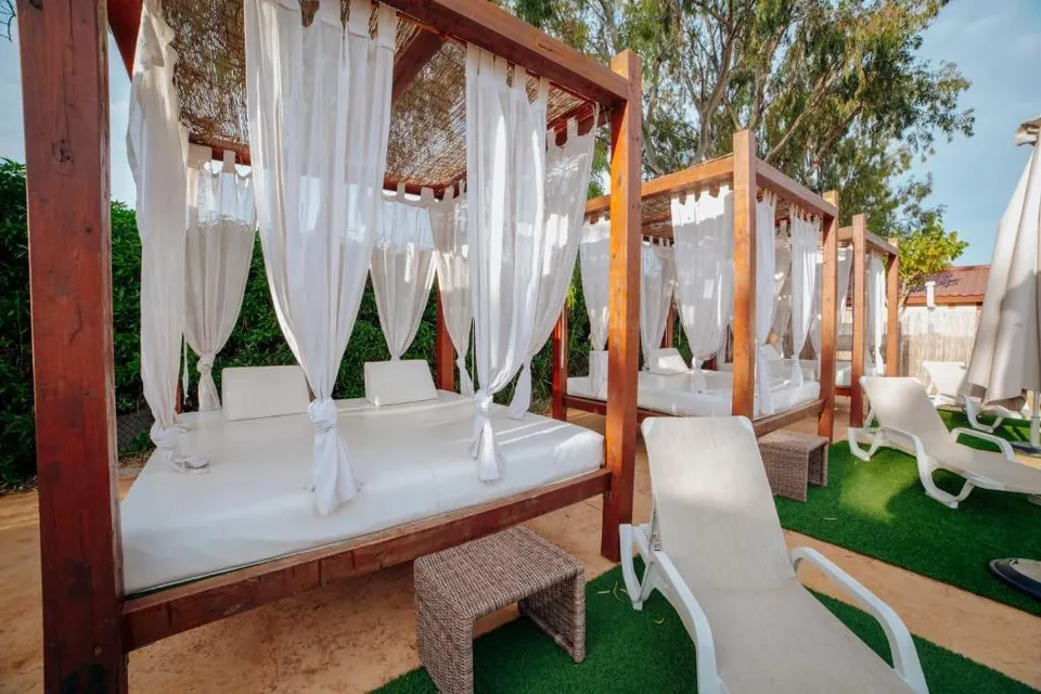 🌴 Costa Blanca: Fin de Semana de 2 Noches en Bungalow entre Palmeras
