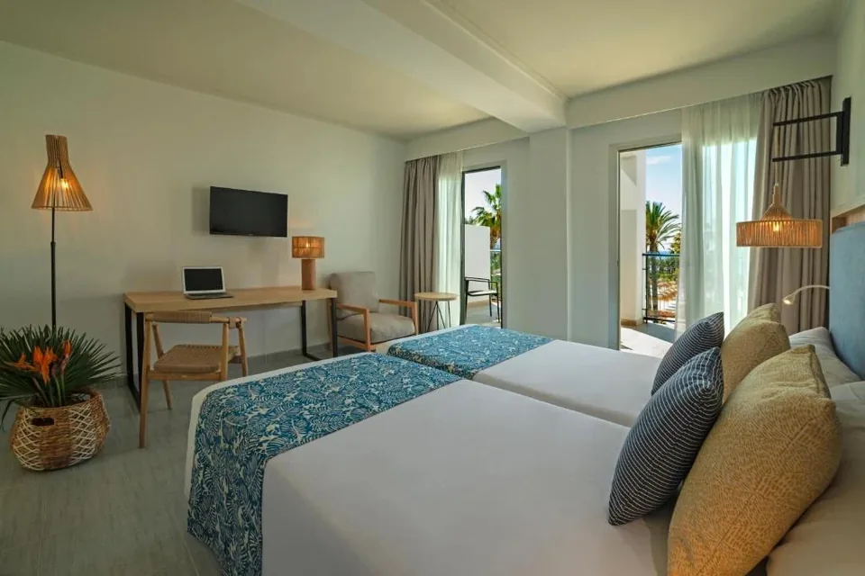🍽️ Resort 4* + Desayunos + Cenas en El Toyo