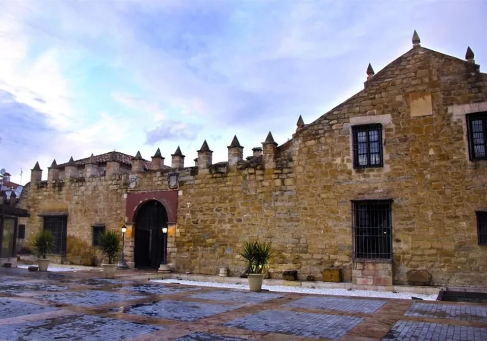 👑 Jaén: Noche en un Palacio Histórico