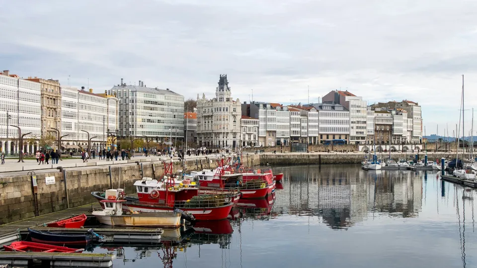 🏨 A Coruña: Hotel 4* + Desayuno + Spa + Botella de Cava + Salida Tardía