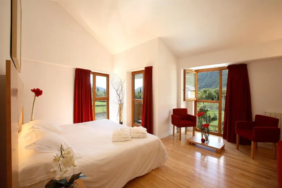 🏔️ Biescas: Hotelazo + Desayuno + Zona Relax + Bombones