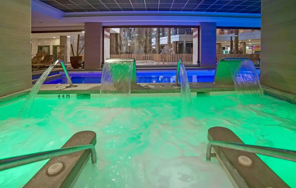 🗿 Benalmádena: Hotel Polinesio Temático 4* + Desayuno