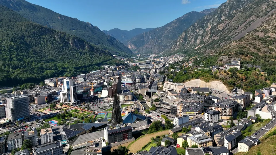 🏔️Andorra: Noche en Hotel 4★ + Entrada a CALDEA