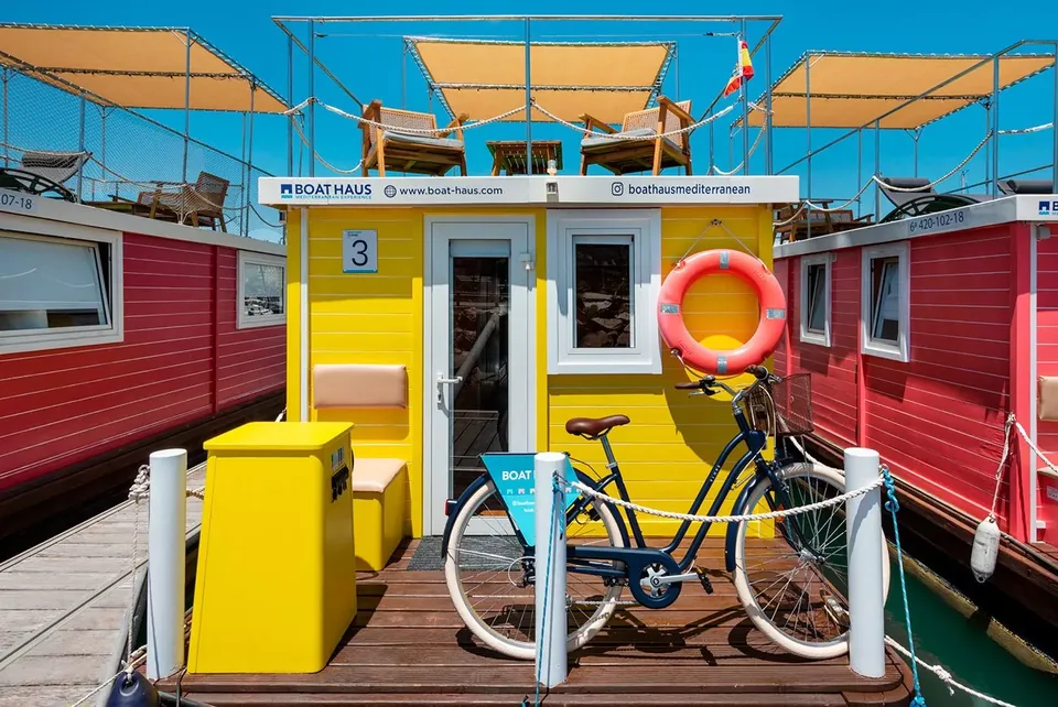 🌅 ¡Duerme flotando sobre el mar! Una experiencia única en unas Casas Flotantes⚓