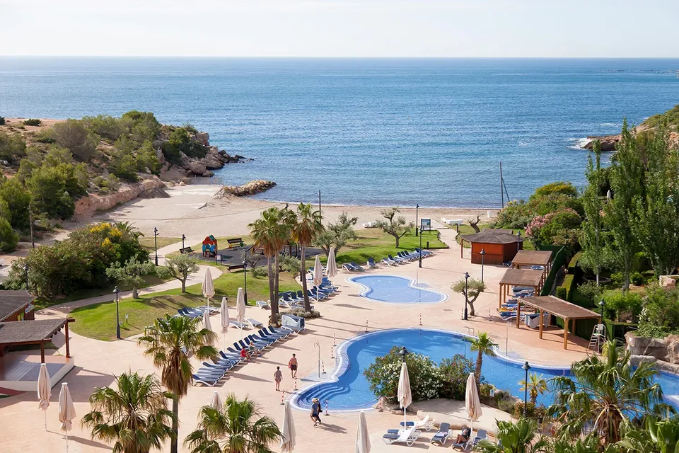 🌊 Hotelazo a Media Pensión y Cala Privada en L'Ametlla de Mar