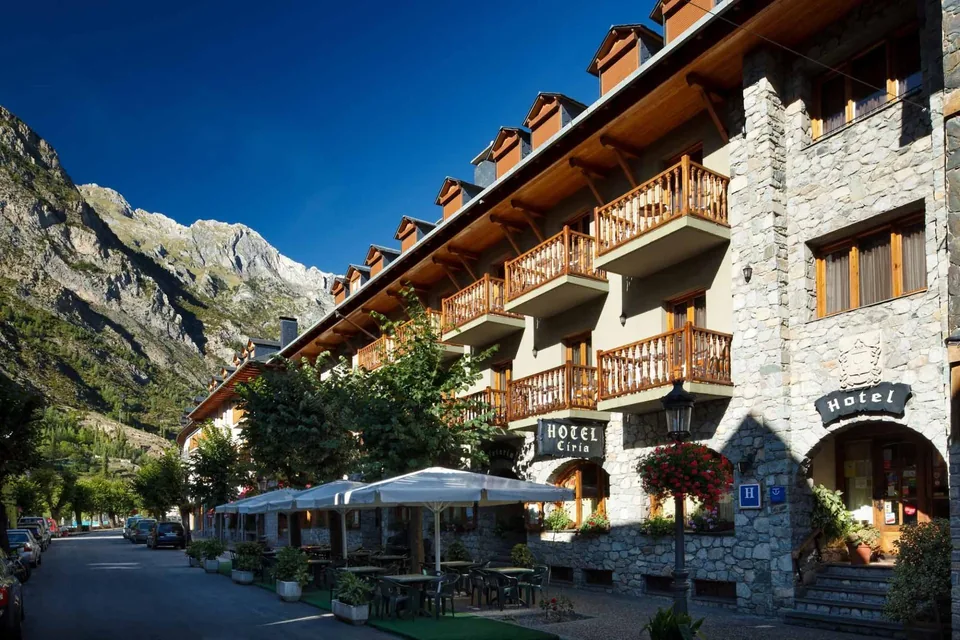 🏔️ Encantador Hotel de Alta Montaña en el Corazón de Benasque