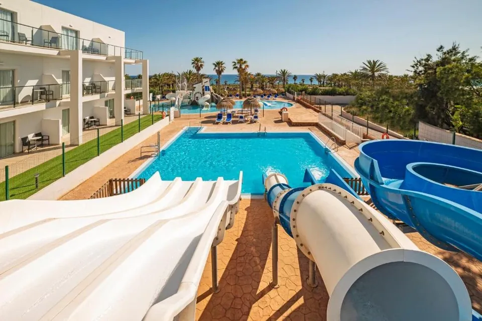 🍽️ Resort 4* + Desayunos + Cenas en El Toyo