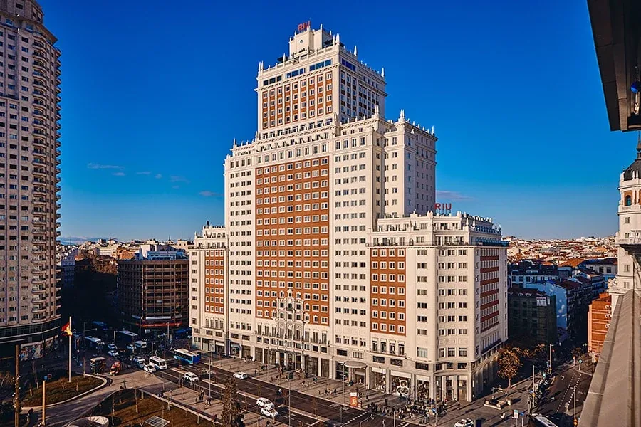 ⭐️Madrid: Noche con Desayuno en el Icónico Hotel Riu Plaza España 4★